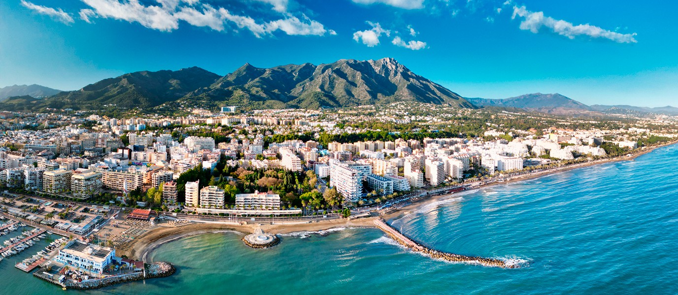 Vista aérea de Marbella con Sierra Blanca al fondo y el paseo marítimo junto al mar