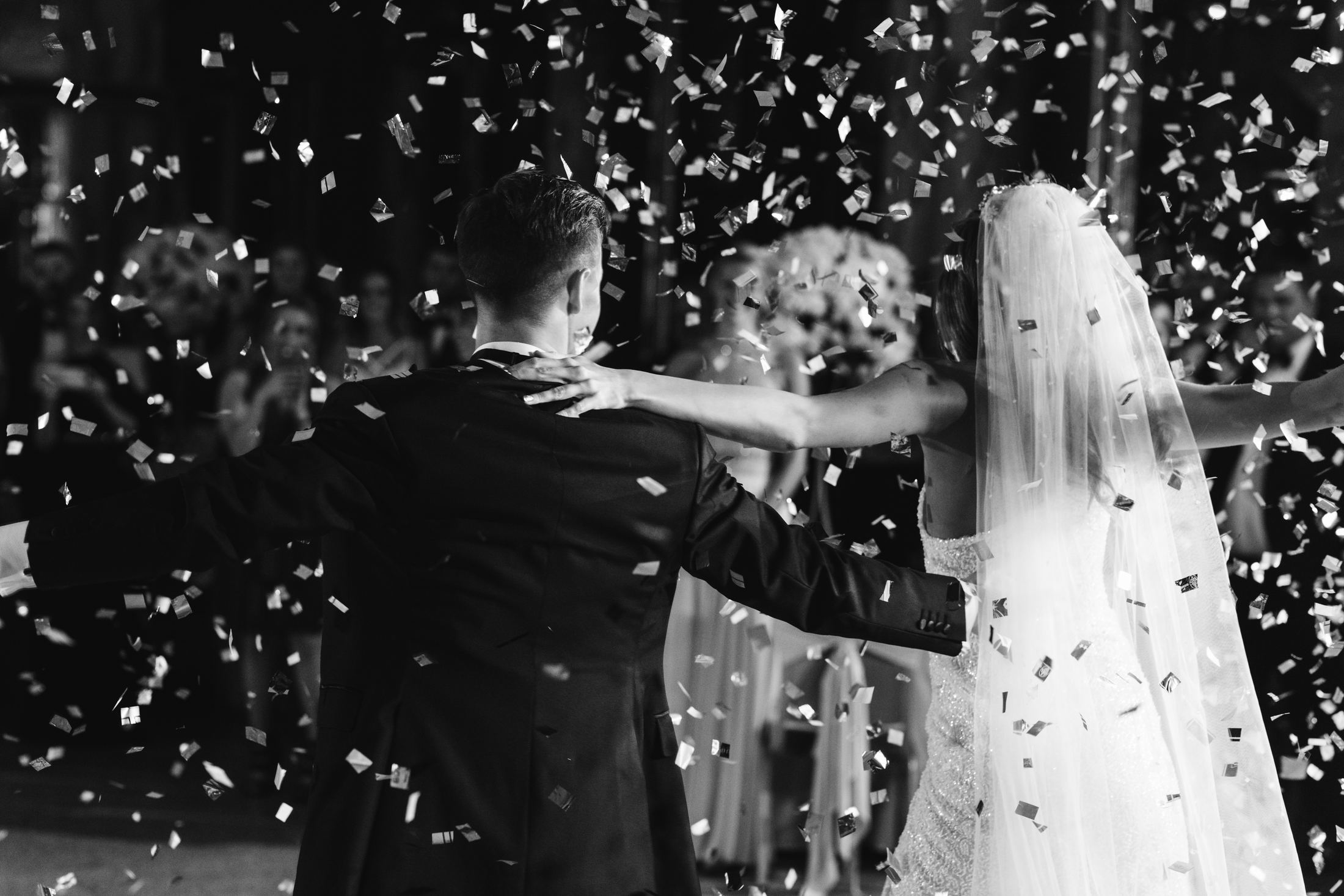 Pareja recién casada celebrando su compromiso entre confeti