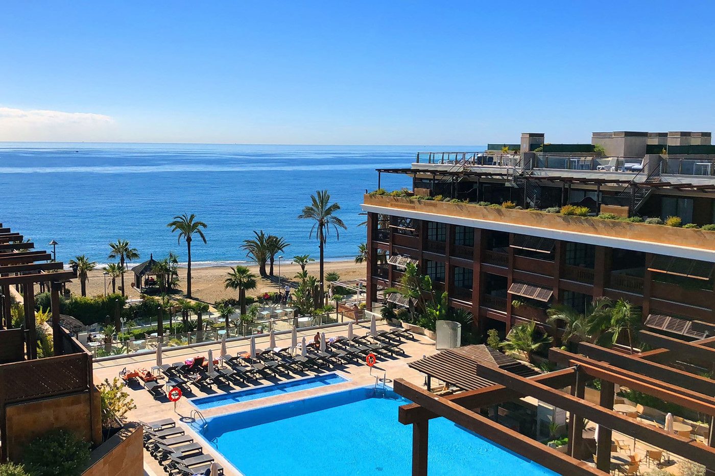 Piscina frente al mar del hotel Guadalpin Suites Marbella