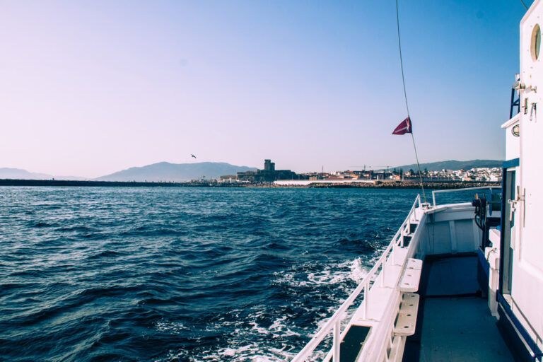 Barco de pesca navegando frente a la costa de Tarifa