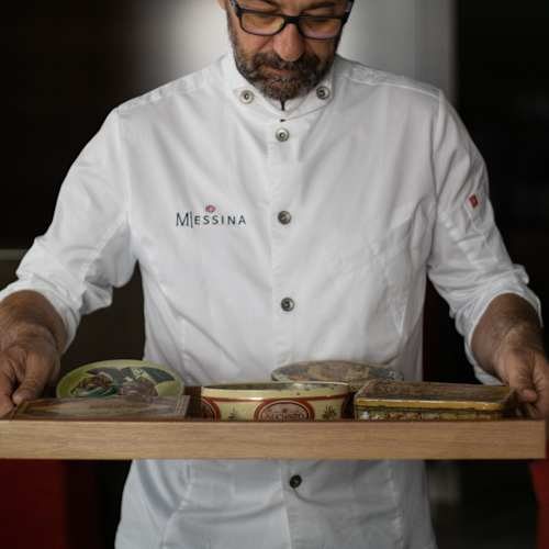 Camarero de Restaurante Messina presentando un servicio
