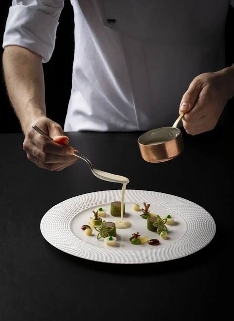 Emplatado de alta cocina en SKINA, Marbella