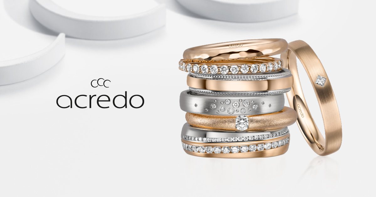 Anillos de ACREDO apilados junto al logotipo de la marca