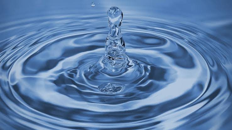 Gota de agua cayendo sobre una superficie de agua