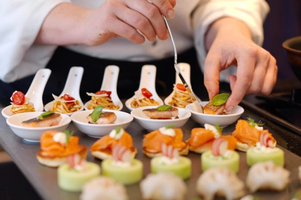 Chef emplatando una degustación de Catering Lebrija