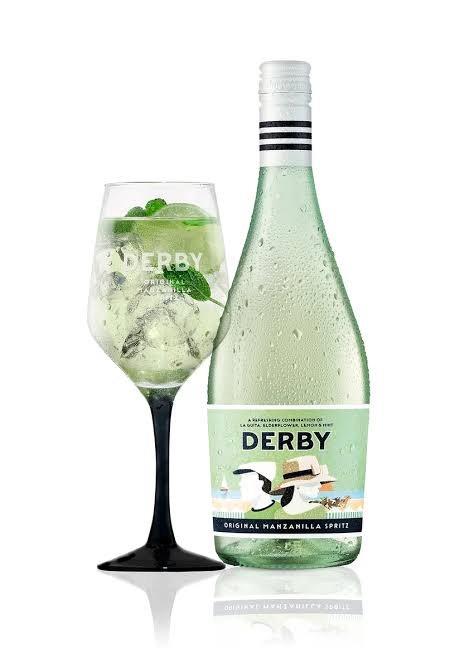 Copa de Derby Original Manzanilla Spritz junto a su botella, Bodegas Estévez