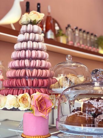 Torre de macarons de colores de Rosas Café